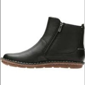 Brand new Clarks Tamitha booties in 8-1/2 W